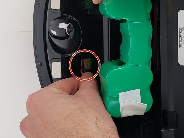 Cẩn thận ngắt kết nối cáp pin bằng cách kéo gần đầu nối ở dưới cùng của ngăn chứa pin.